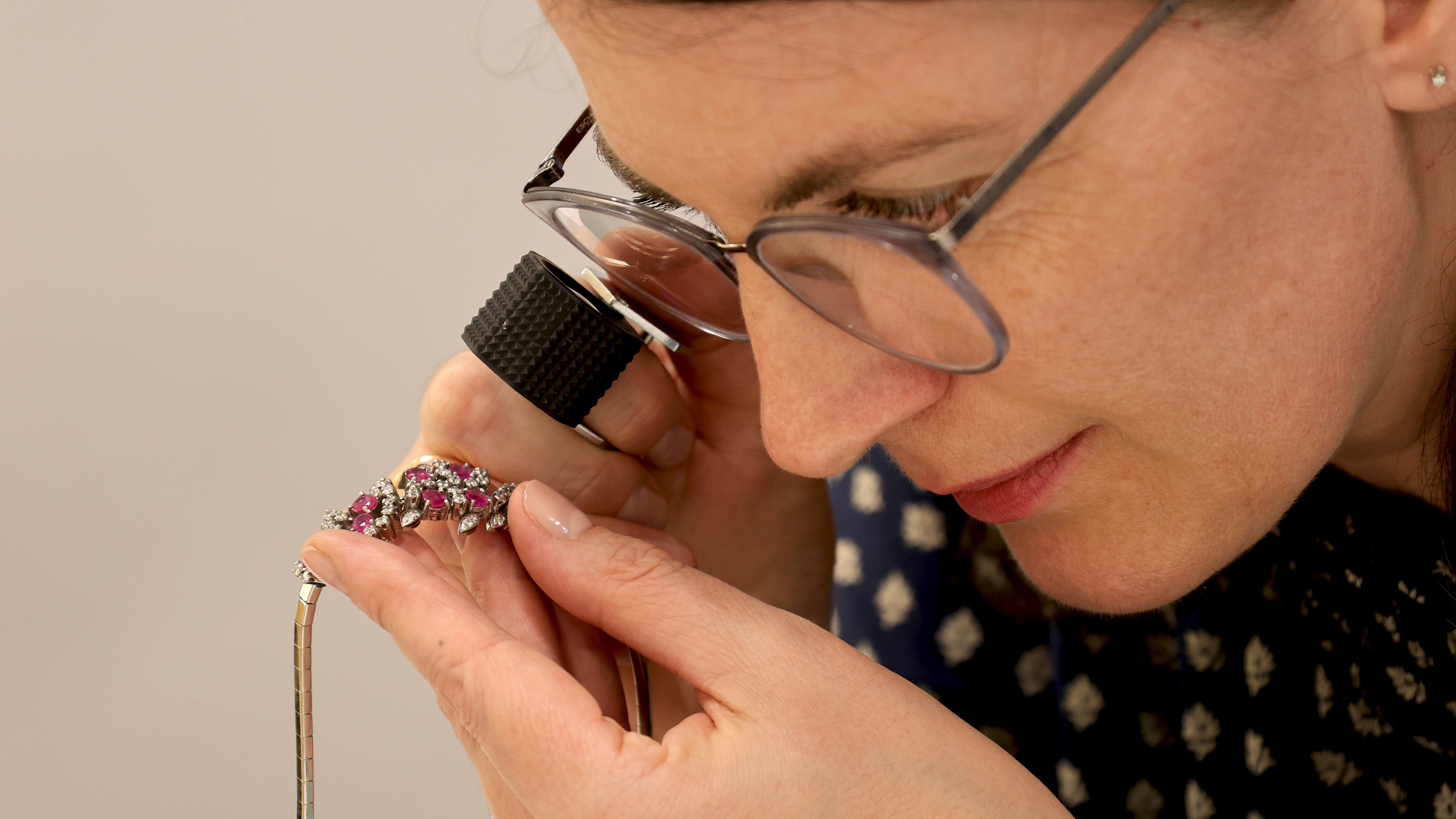 Schätzung des Wertes für Schmuckstücke - Pfandleihhaus Frankfurt