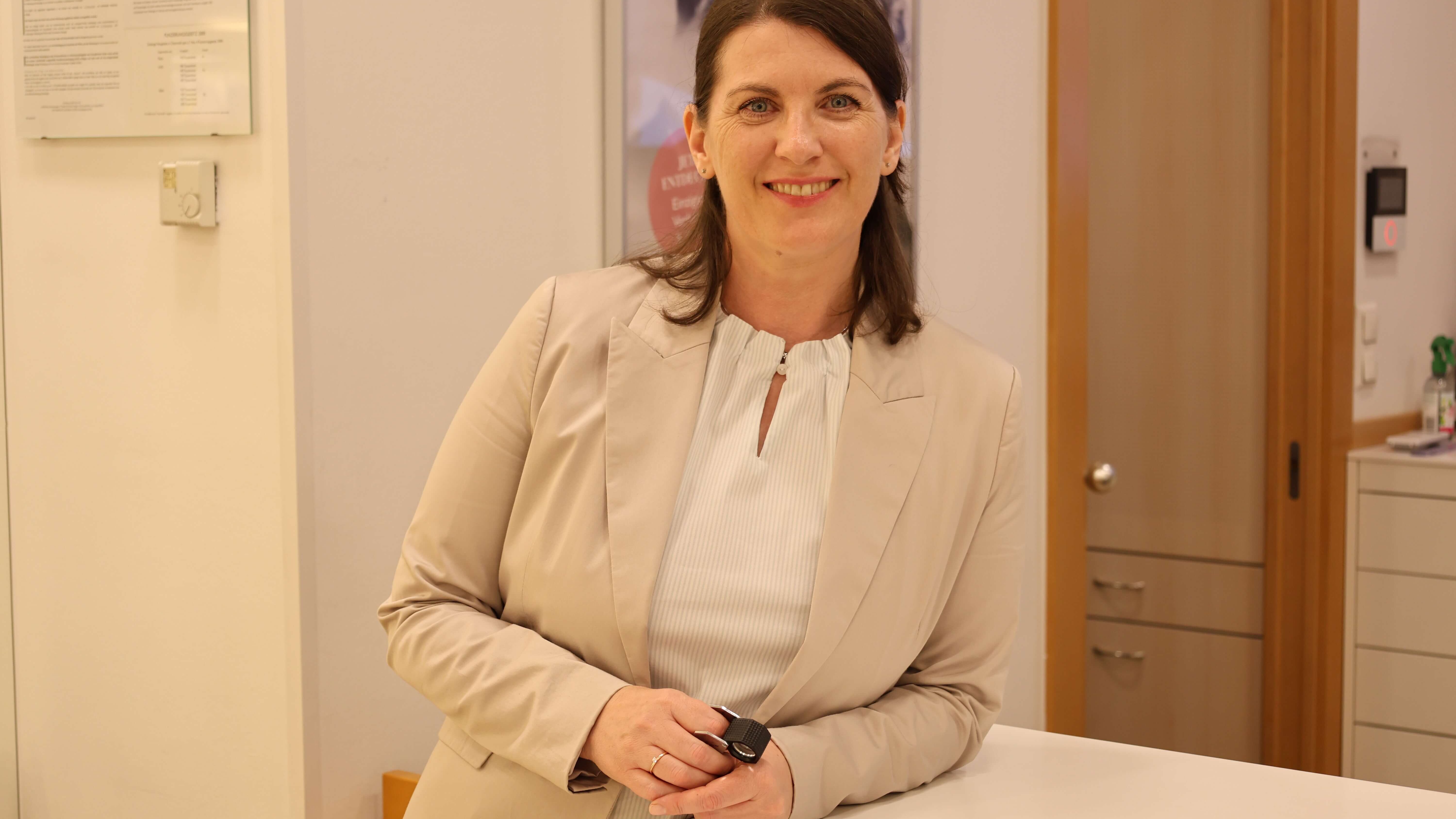 Schätzmeisterin steht lächelnd in den Ehinger Schwarz Räumlichkeiten